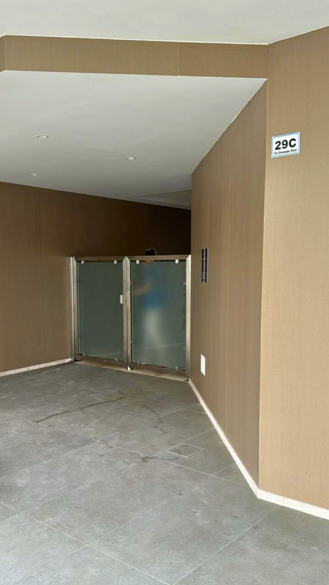 9 l'ingresso del palazzo dove ha la sede lo studio